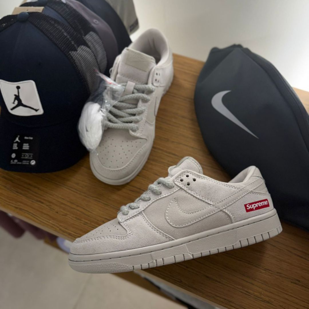 Nike SB Dunk x Supreme